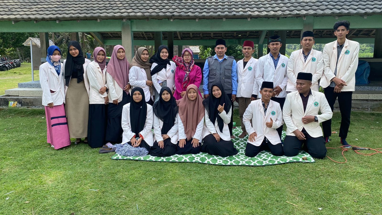 Bincang santai di pantai Jherat Lanhgeng